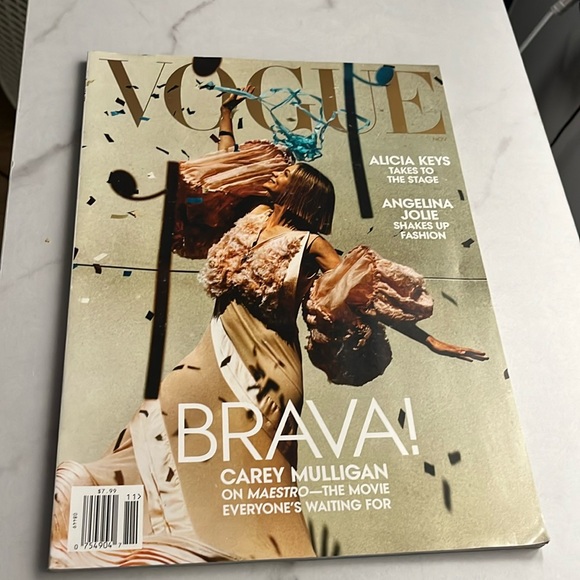 Vogue Magazine November 2023 Issue - Carey Mulligan Cover - Picture 1 of 2